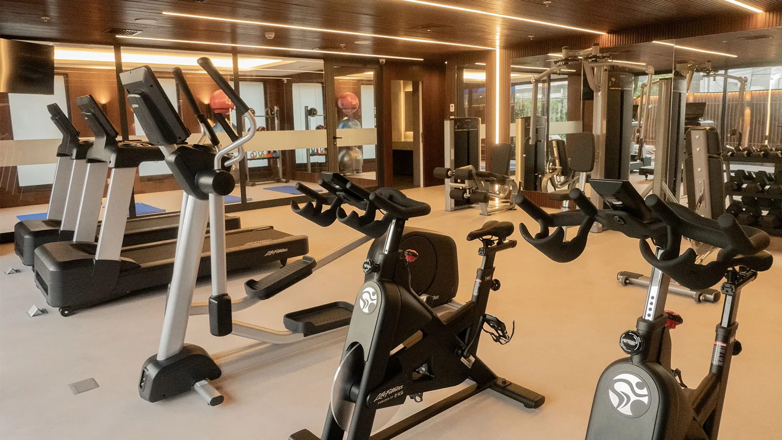 Gym del edificio The Grand – departamentos frente al golf San Isidro