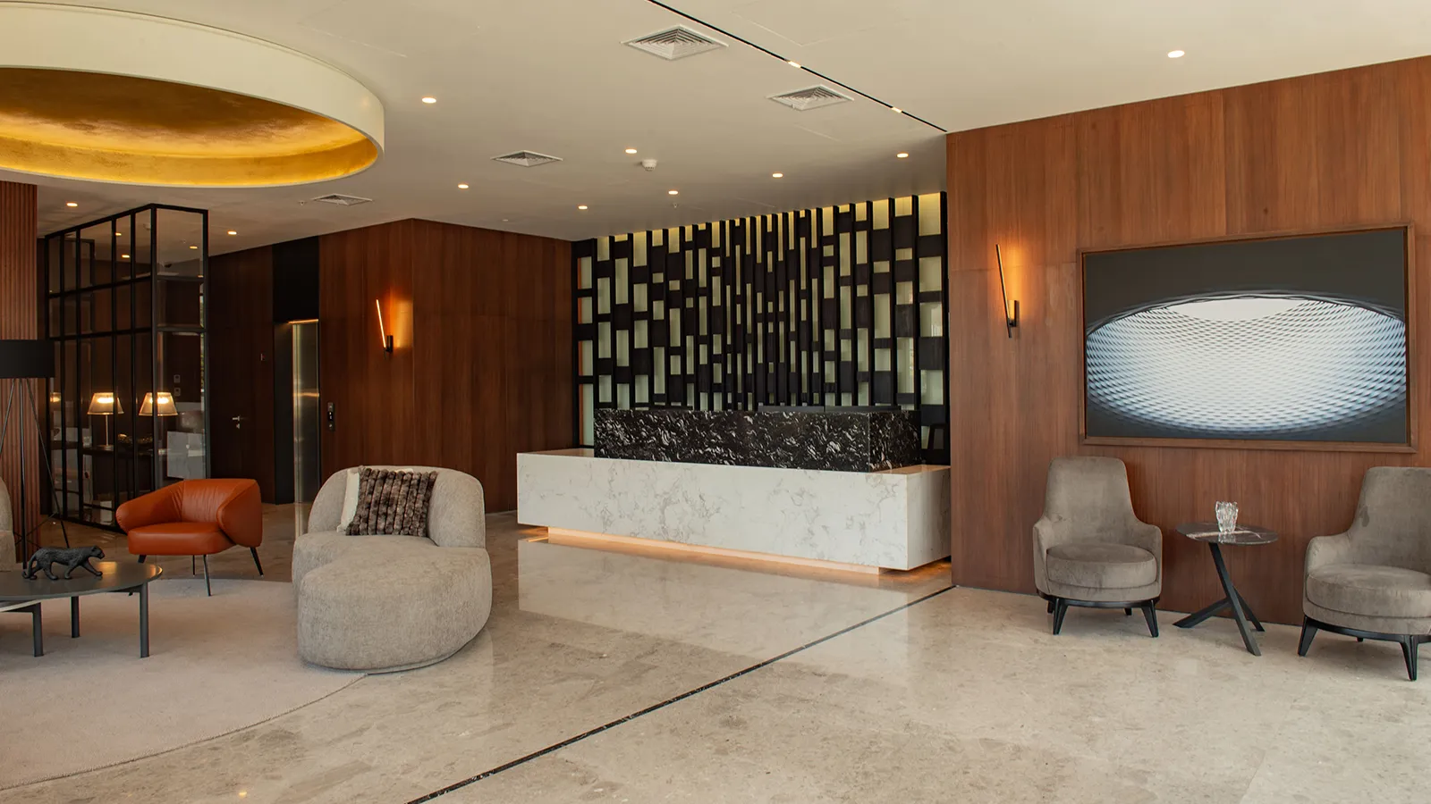 Lobby de The Grand – departamentos de lujo San Isidro frente al golf