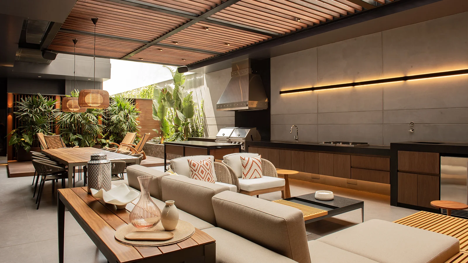 Terraza con parrilla en The Grand San Isidro frente al golf