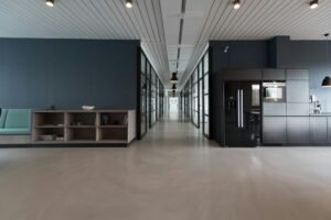 Lobby con concierge y sistema de seguridad en edificio premium para residencias de lujo en Lima