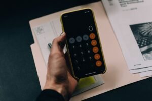 Documentos legales y notariales organizados para checklist de compra de departamento de lujo en Perú