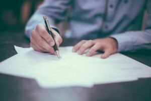 Documentos legales y revisión de registros para protección contra fraude inmobiliario en operaciones de alto valor en Lima