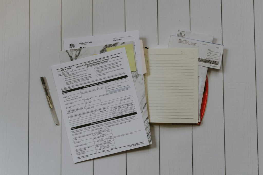 Calculadora y documentos financieros para evaluar gastos ocultos en compra de departamento de lujo en Lima