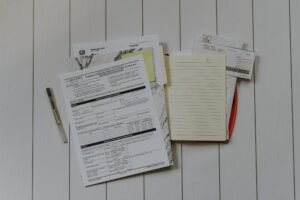 Calculadora y documentos financieros para evaluar gastos ocultos en compra de departamento de lujo en Lima