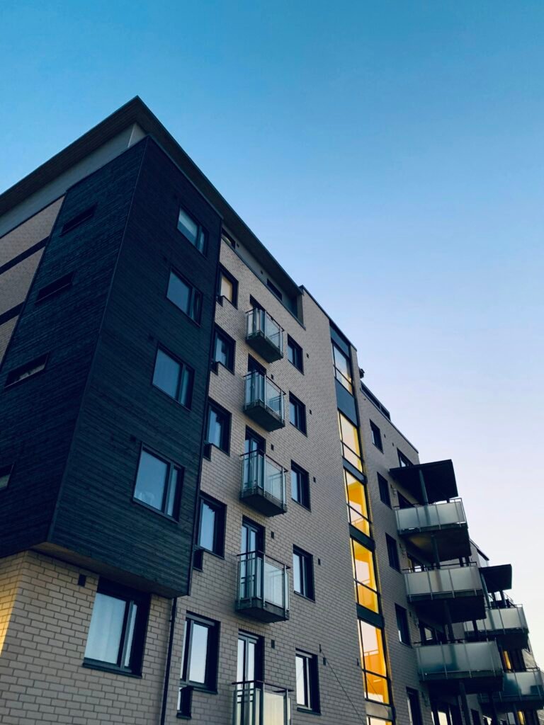 Detalle arquitectónico premium con materiales naturales y diseño autoral en proyecto de lujo en Lima