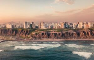 Skyline de Miraflores con departamentos de lujo frente al océano Pacífico al atardecer en Lima, Perú