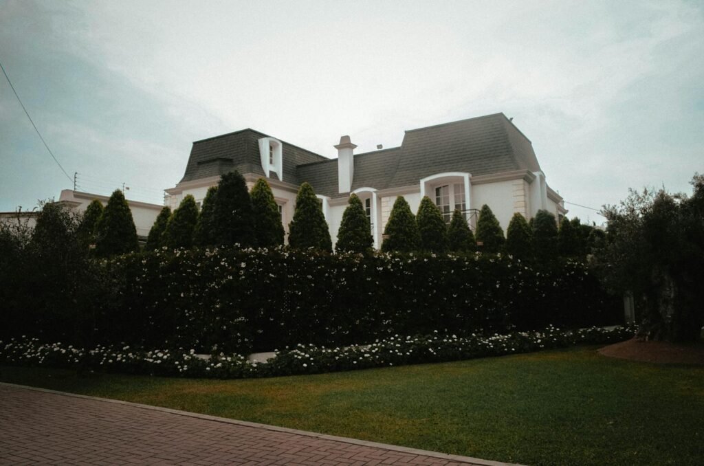 Residencia tipo mansion en San Isidro con jardin frondoso, microzona Orrantia del Mar y embajadas
