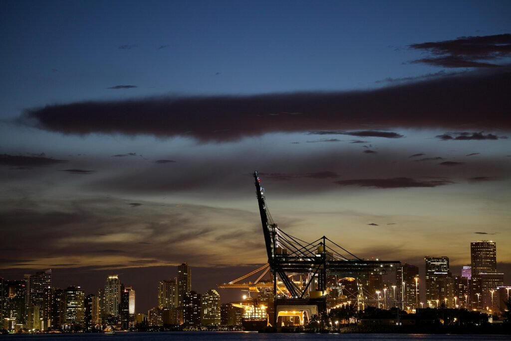 Skyline nocturno de Brickell Miami como comparativo del cap rate frente a un penthouse en Lima