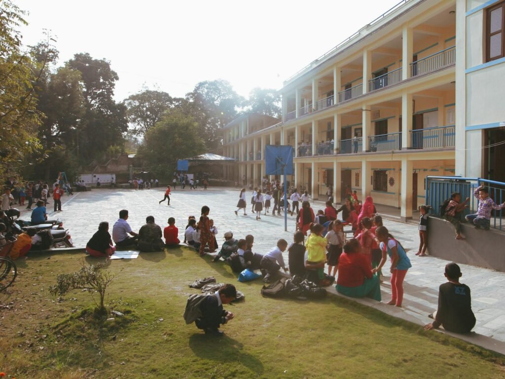 Familia con niños en parque residencial de Lima - Penthouse.pe