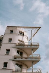 Penthouse moderno con balcón panoramico que ilustra la estrategia de leverage del 70%