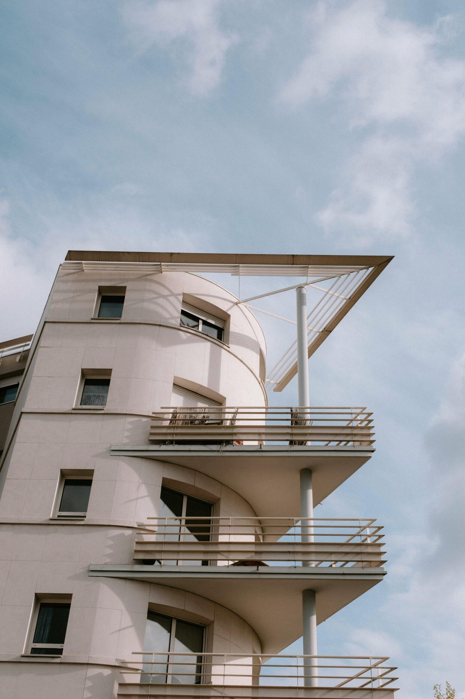 Penthouse moderno con balcón panoramico que ilustra la estrategia de leverage del 70%