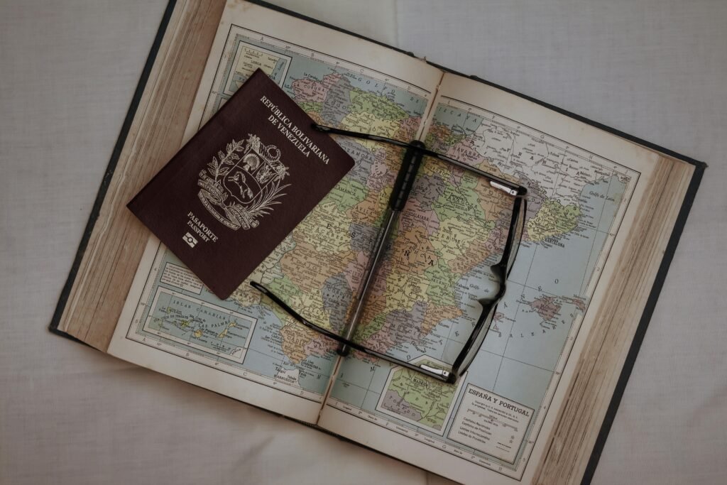 Mapa global y pasaporte ilustrando el proceso de compra de un inmueble en Lima por extranjeros