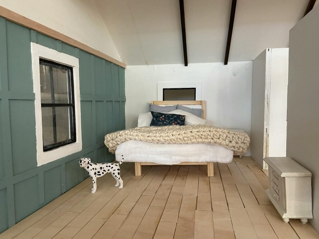 Dálmata miniatura en dormitorio moderno y elegante