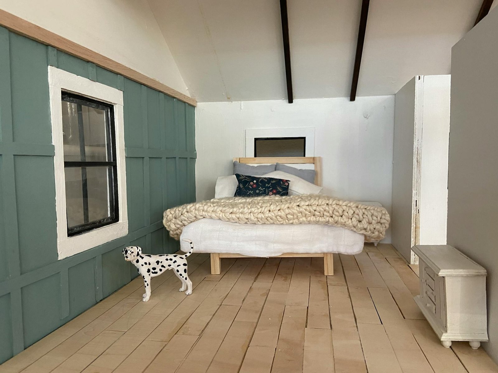 Dálmata miniatura en dormitorio moderno y elegante