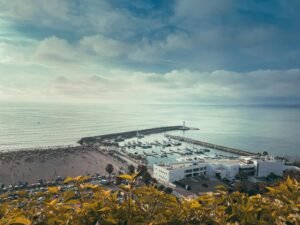 Marina y costa de Barranco Lima con barcos y faro evocando La Encantada barrio boutique frente al mar