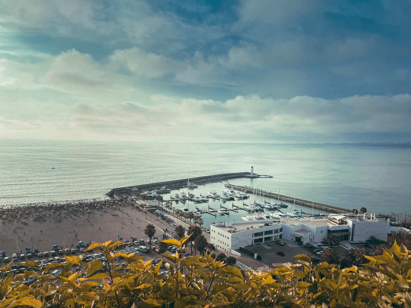 Marina y costa de Barranco Lima con barcos y faro evocando La Encantada barrio boutique frente al mar