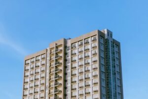 Edificio residencial moderno de gran altura con balcones, similar a las torres premium de Country Club El Golf en San Isidro
