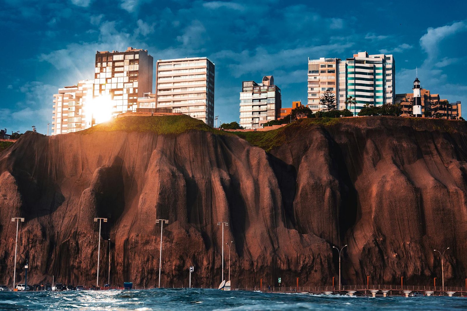 Vista panorámica de Lima con distritos Miraflores y San Isidro al atardecer