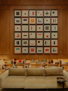 Sala moderna con arte contemporáneo enmarcado y estantería de madera