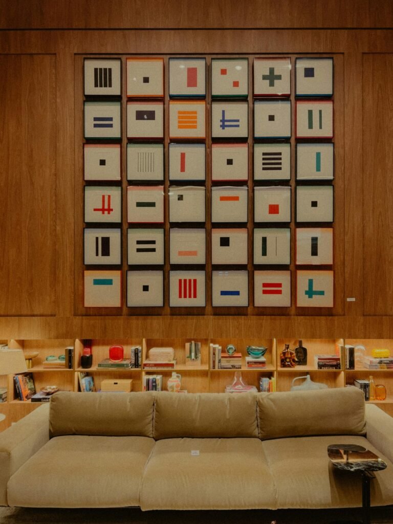 Sala moderna con arte contemporáneo enmarcado y estantería de madera