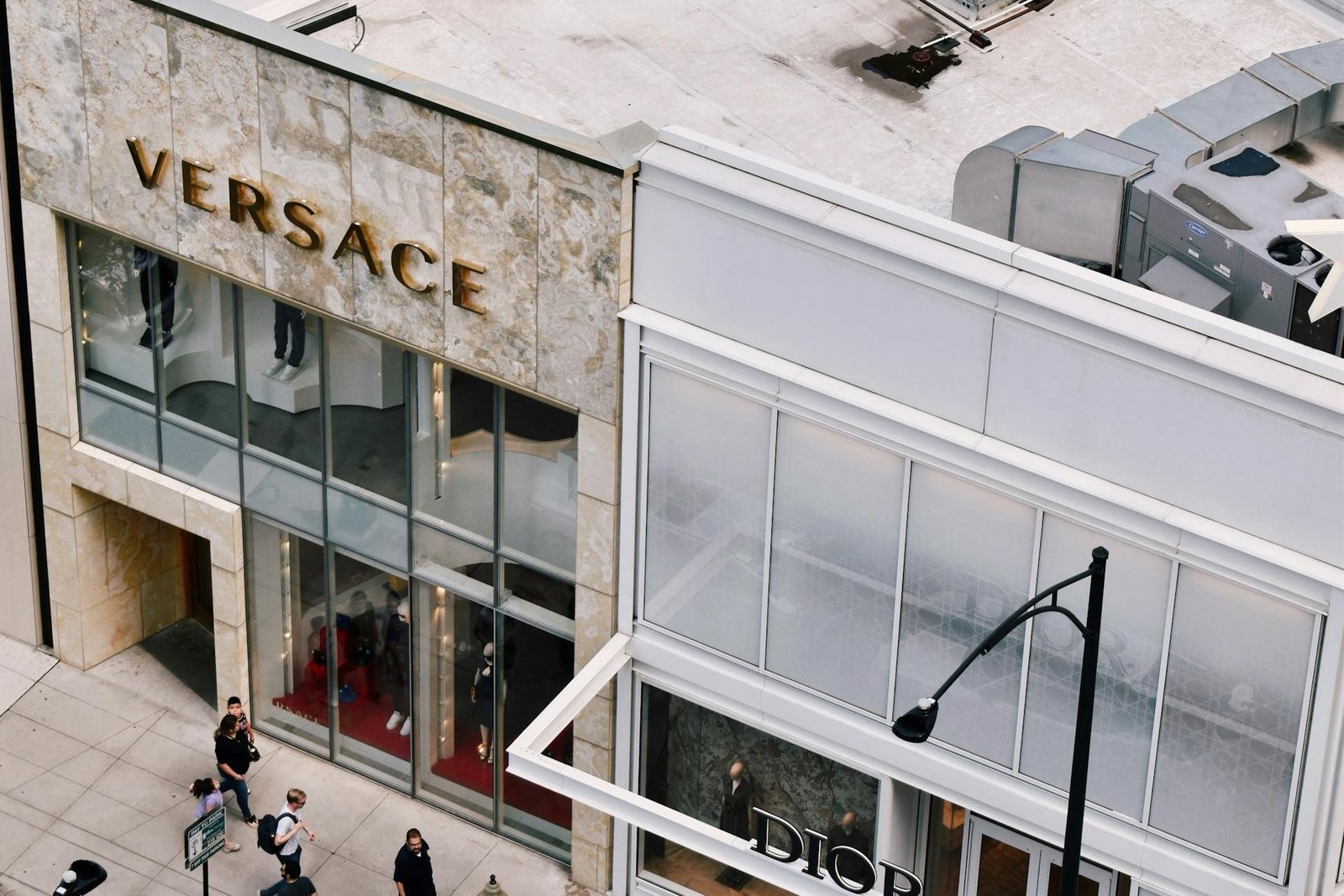 Vista aérea de tiendas premium en corredor comercial urbano