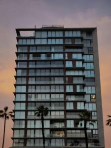 Edificio moderno de departamentos premium en Surco Lima como referencia visual del eje Tomás Marsano