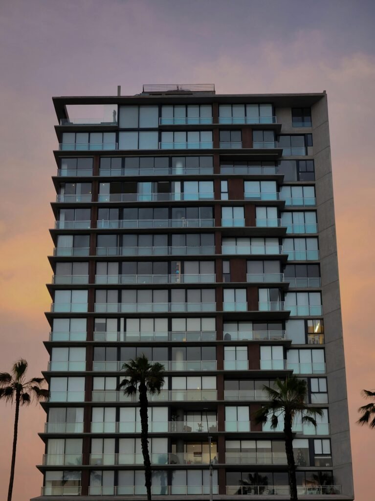 Edificio moderno de departamentos premium en Surco Lima como referencia visual del eje Tomás Marsano