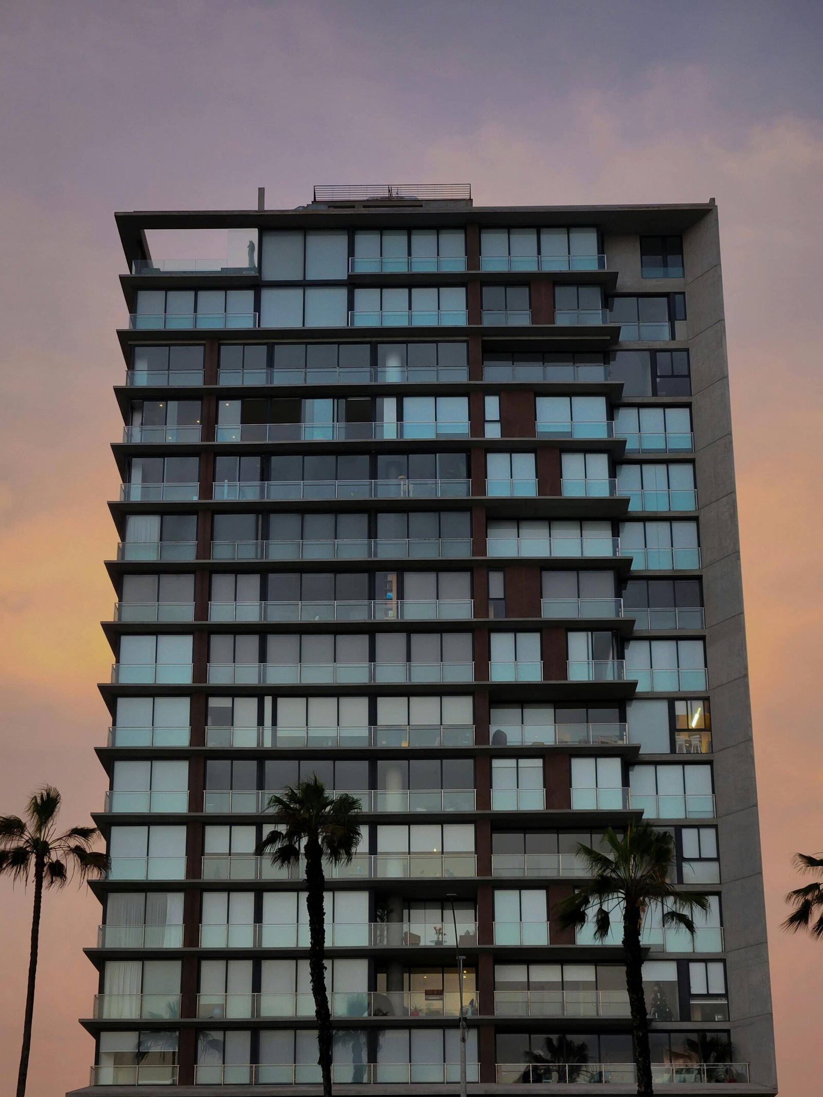 Edificio moderno de departamentos premium en Surco Lima como referencia visual del eje Tomás Marsano