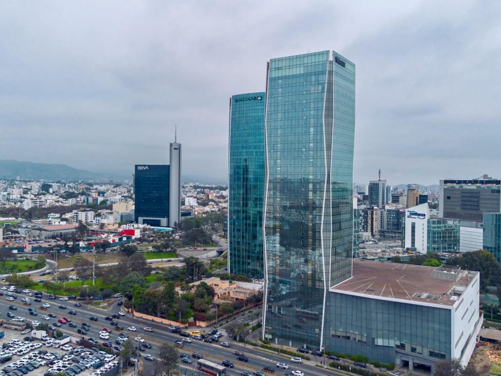 Vista drone del skyline de Lima con rascacielos modernos del Centro Financiero de San Isidro