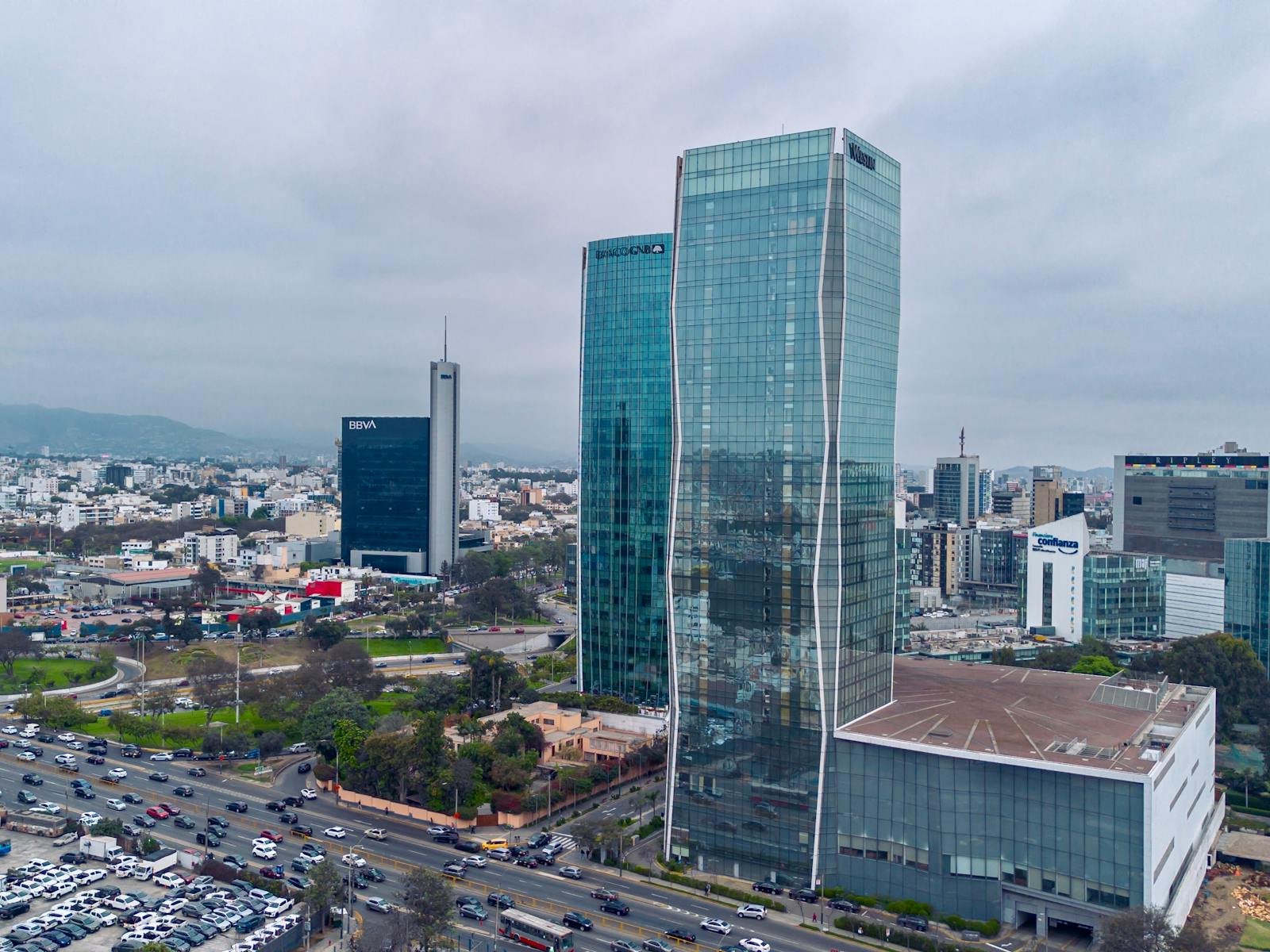 Vista drone del skyline de Lima con rascacielos modernos del Centro Financiero de San Isidro
