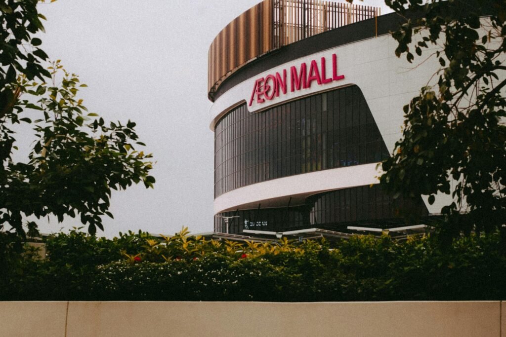 Arquitectura moderna de centro comercial cerca de zona residencial