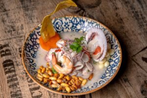 Plato gourmet de ceviche peruano en restaurante de alta cocina