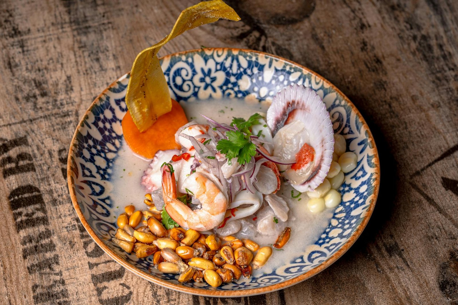 Plato gourmet de ceviche peruano en restaurante de alta cocina
