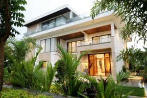 Mansion moderna de lujo rodeada de vegetacion exuberante, similar a las propiedades de Las Casuarinas en Surco