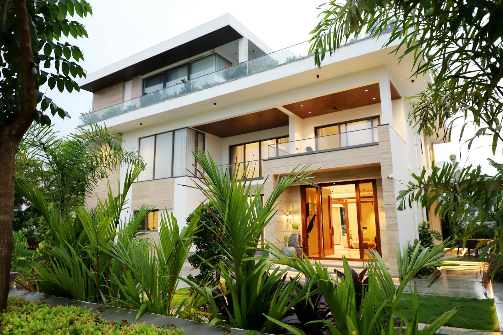 Mansion moderna de lujo rodeada de vegetacion exuberante, similar a las propiedades de Las Casuarinas en Surco