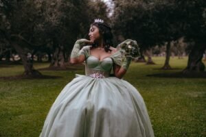 Escena en parque elegante de San Isidro Lima representando Chacarilla del Estanque y su lujo familiar