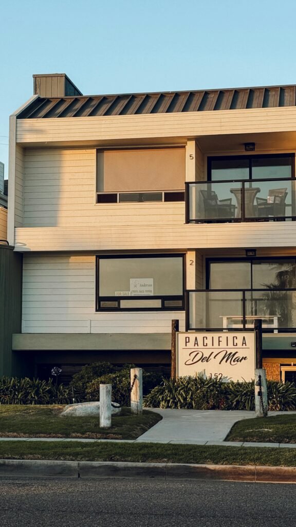 Barranco vs Miraflores rentabilidad alquiler - edificio costero moderno frente al mar