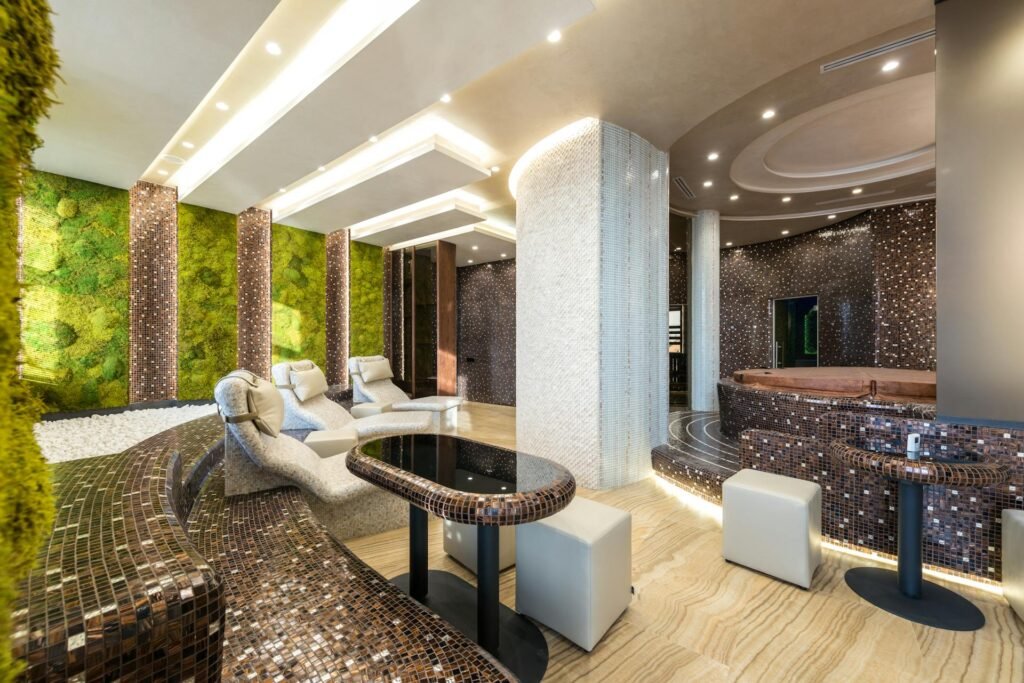 Interior moderno de spa de lujo con tumbonas y bañeras
