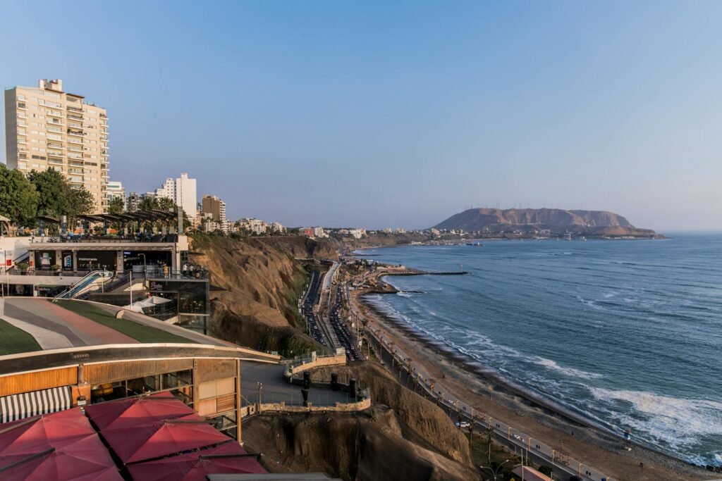 Vista aerea de la costa de Miraflores en Lima, Peru, con departamentos modernos frente al mar
