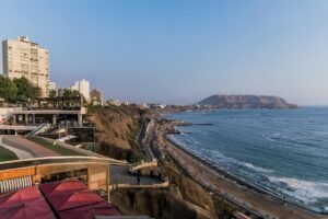 Vista aerea de la costa de Miraflores en Lima, Peru, con departamentos modernos frente al mar
