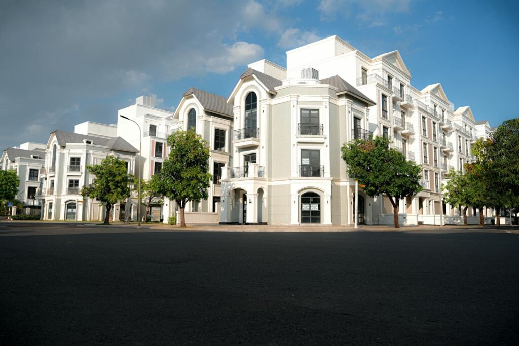 Conjunto residencial moderno con diseño arquitectónico clásico bajo cielo despejado, similar a la oferta consolidada en Jesús María.