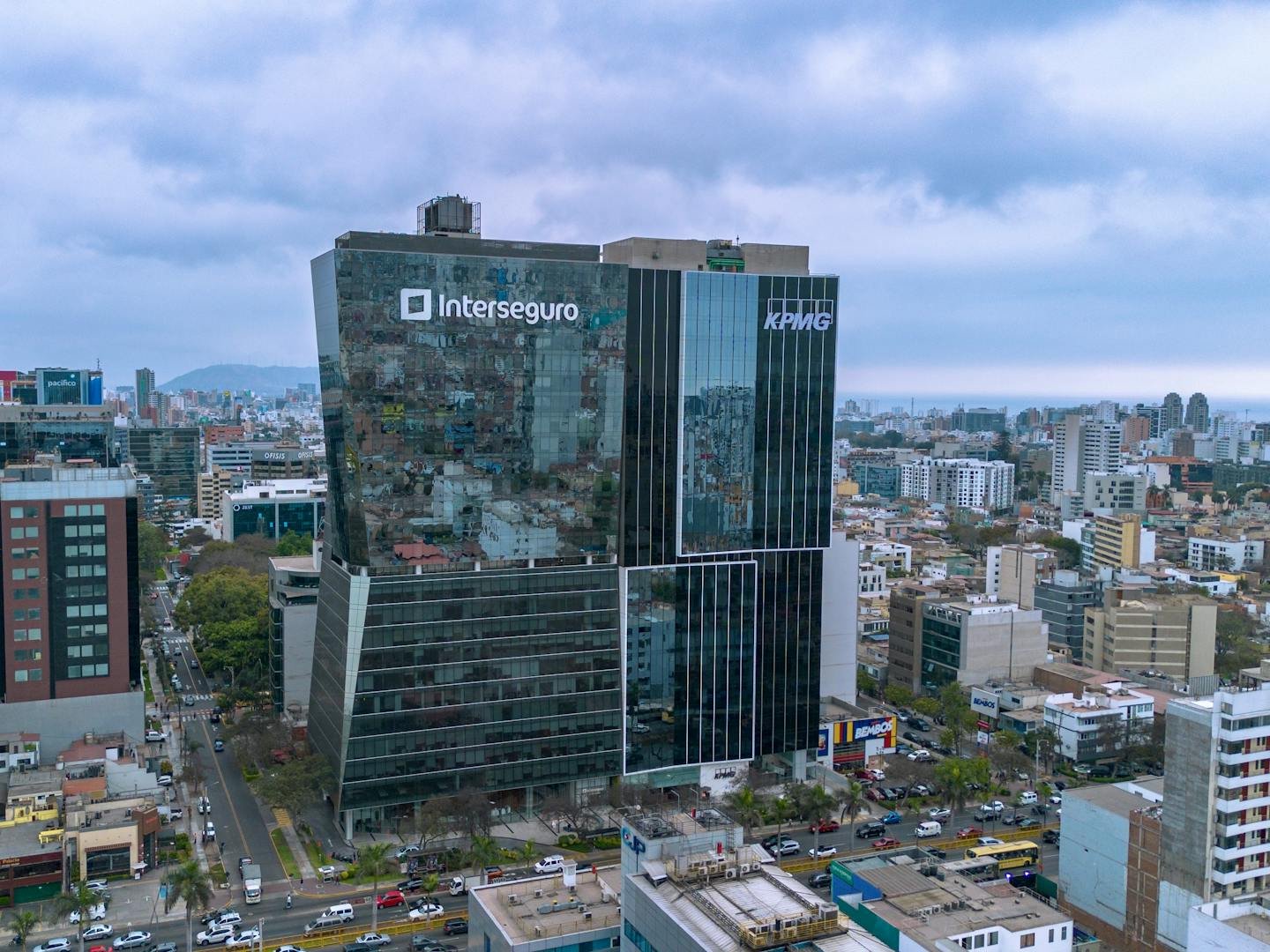 Vista aérea de los modernos rascacielos de Lima Top, zona premium con la mayor concentración de propiedades de lujo del Perú.