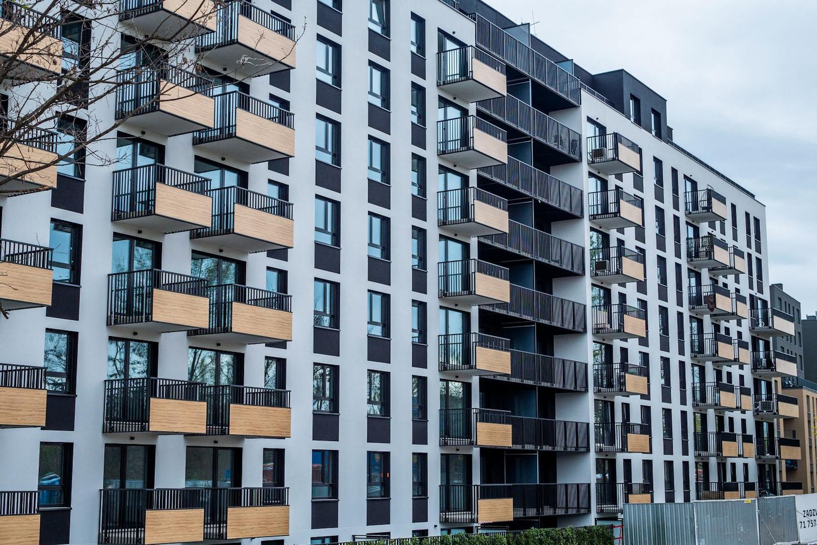 Edificio urbano de departamentos moderno con balcones, formato típico de los proyectos residenciales en Lince.