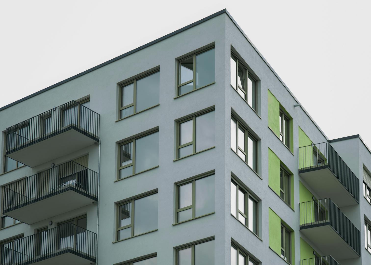 Edificio residencial moderno con balcones, arquitectura contemporánea típica de la nueva oferta de departamentos en Santiago de Surco.