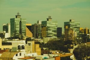 Cityscape urbano con torres modernas en zona consolidada, representativo del salto residencial de Surquillo.