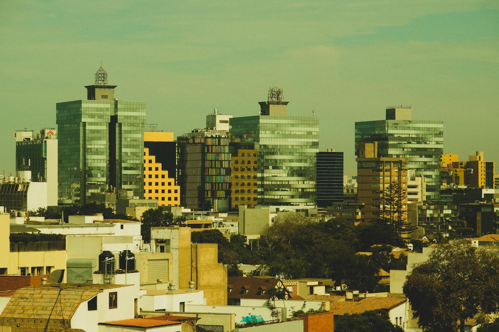 Cityscape urbano con torres modernas en zona consolidada, representativo del salto residencial de Surquillo.