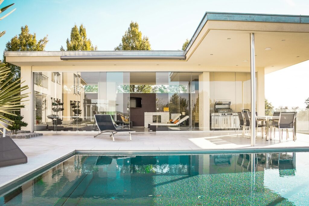 Casa frente al mar con piscina y arquitectura contemporánea costera