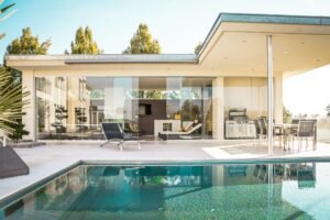 Casa frente al mar con piscina y arquitectura contemporánea costera