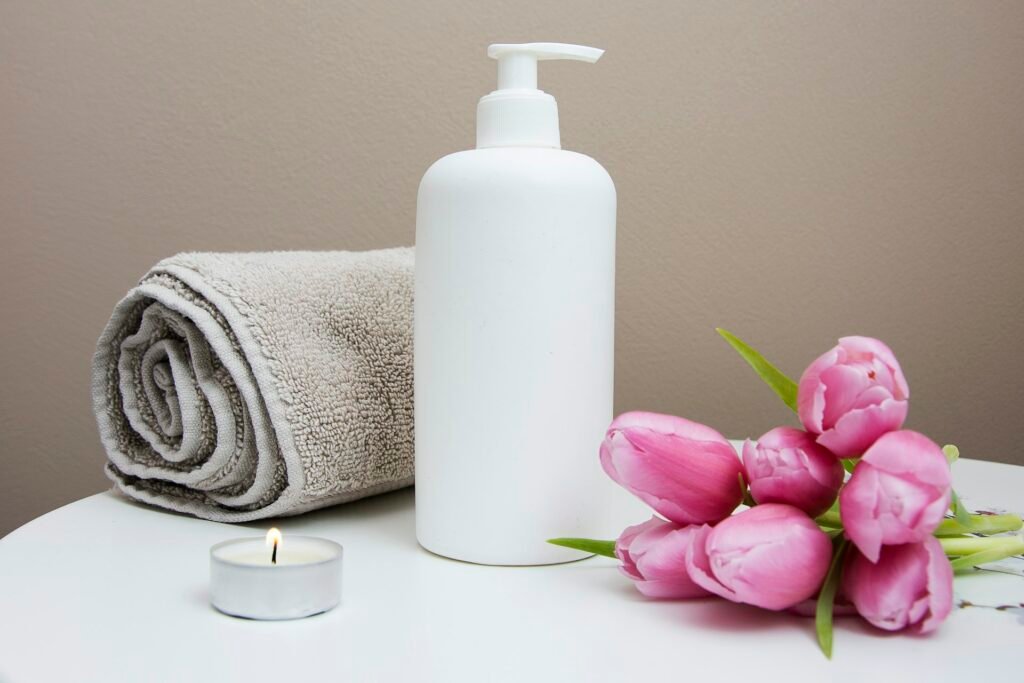 Spa privado en residencia con tina, vegetación y luz natural