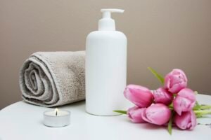 Spa privado en residencia con tina, vegetación y luz natural